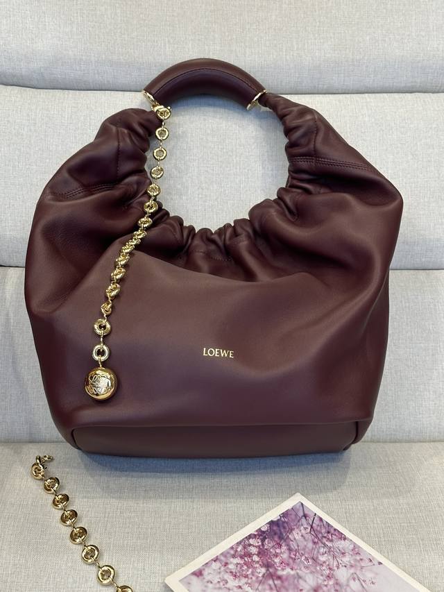 原厂皮 Low中号 3902 纳帕羊皮squeeze手袋一款精致而柔美的全新手袋,采用触感柔软的纳帕皮革制成。这款顺手艺是传统工艺、创新研究和独特设计的杰作,具 原厂皮 Low中号 3902 纳帕羊皮squeeze手袋一款精致而柔美的全新手袋,采用触感柔软的纳帕皮革制成。这款顺手艺是传统工艺、创新研究和独特设计的杰作,具