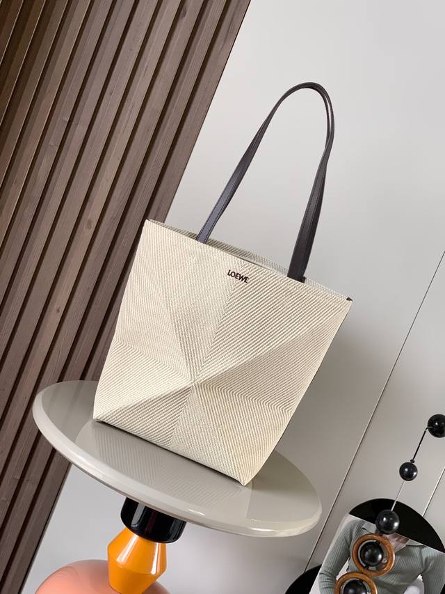 原厂皮 棉质提花 Puzzle Fold 手袋 Puzzle Fold 手袋从品牌经典手袋系列的几何线条汲取灵感以富含几何建筑美感的镶片重新诠释，能完全折叠，可