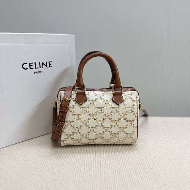 正品级 新品上线 Celine 小号标志印花牛皮革波士顿包triomphe Canvas标志印花,小号不大不小上身刚刚好、高个子和小个子都可以驾驭啦~牛皮革包边 正品级 新品上线 Celine 小号标志印花牛皮革波士顿包triomphe Canvas标志印花,小号不大不小上身刚刚好、高个子和小个子都可以驾驭啦~牛皮革包边