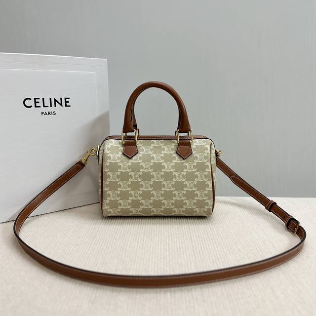 正品级 新品上线 Celine 小号标志印花牛皮革波士顿包triomphe Canvas标志印花,小号不大不小上身刚刚好、高个子和小个子都可以驾驭啦~牛皮革包边 正品级 新品上线 Celine 小号标志印花牛皮革波士顿包triomphe Canvas标志印花,小号不大不小上身刚刚好、高个子和小个子都可以驾驭啦~牛皮革包边