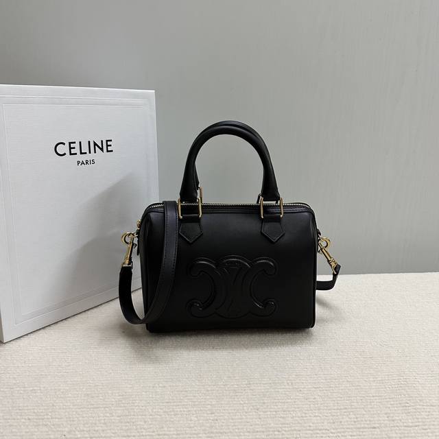 正品级 新品上线 Cel22秋冬新品 凯旋门小号波士顿枕头包出皮质和织物材质啦,皮质和织物材质融入了 Ce所有经典元素,复古味道更足 更有质感!!满满的高级感高 正品级 新品上线 Cel22秋冬新品 凯旋门小号波士顿枕头包出皮质和织物材质啦,皮质和织物材质融入了 Ce所有经典元素,复古味道更足 更有质感!!满满的高级感高