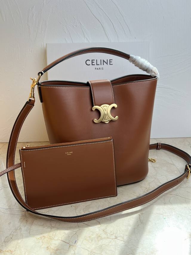 正品级 Celine Louise中号光滑牛皮革手袋 24S新款louise水桶包 之前种草16水桶包的宝子们看过来 今年这款louise的锁扣加入了凯旋门元素