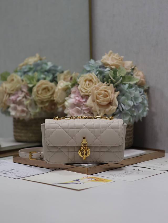 正品级 ，高版本 Diormiss Daisy 迷你手袋 浅粉色 这款 Miss Daisy 迷你手袋兼具优雅气质与实用功能。采用浅粉色羊皮革精心制作，饰以经典