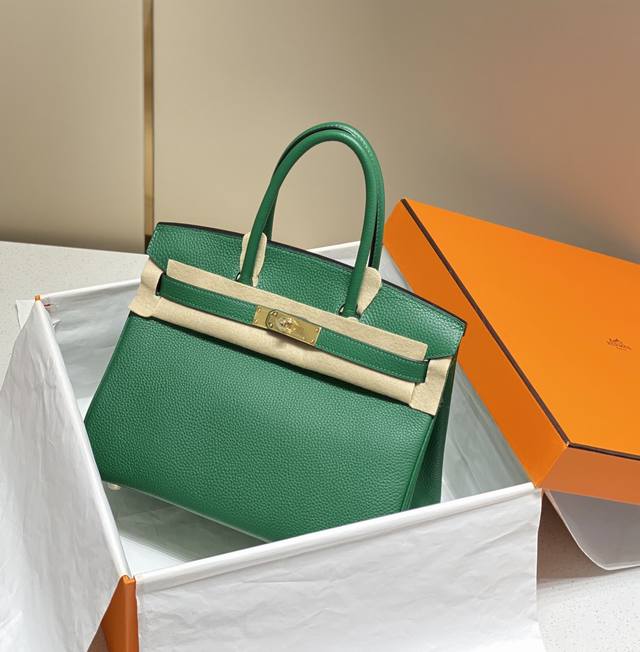 正品级 B 祖母绿 相信就算对时尚不感兴趣的人都应该知道birkin Bag铂金包的大名. 而在众多奢侈品包包中，出镜最高频率，也最亮眼的就是爱马仕的铂金包