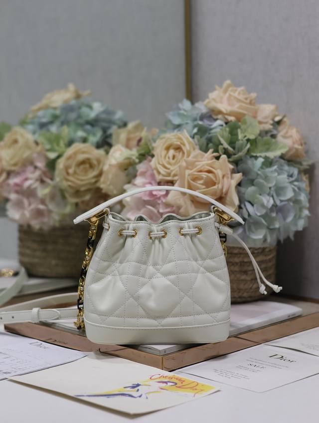 正品级 ,高版本 小号 Dior Jolie 水桶包 白色 这款 Dior Jolie 水桶包是二零二四秋季成衣系列新品,彰显时尚风范。采用白色牛皮革精心制作, 正品级 ,高版本 小号 Dior Jolie 水桶包 白色 这款 Dior Jolie 水桶包是二零二四秋季成衣系列新品,彰显时尚风范。采用白色牛皮革精心制作,