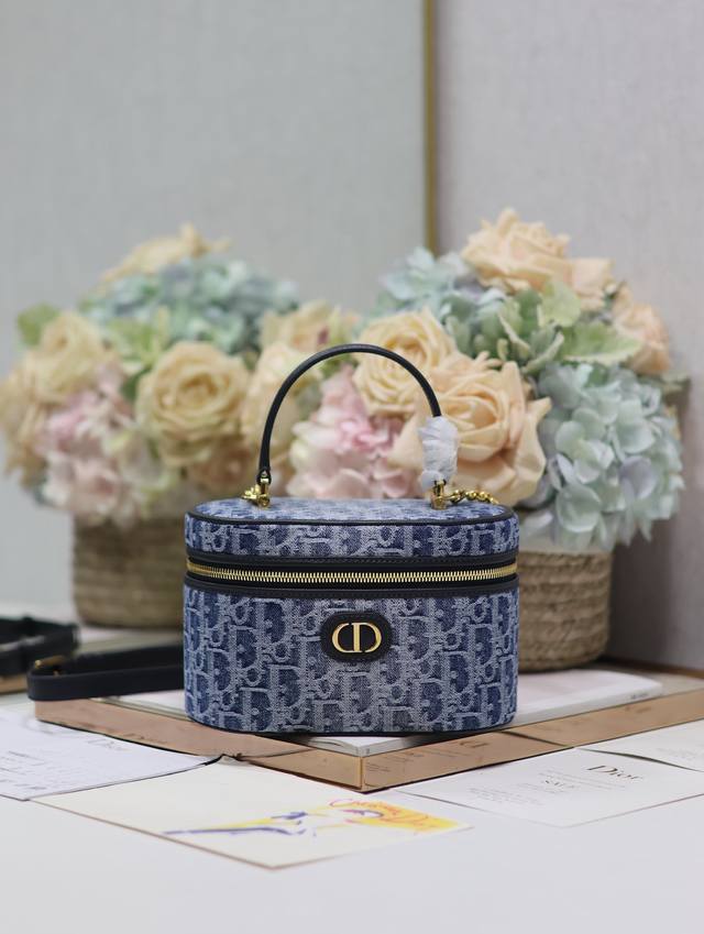 正品级 ,高版本 30 Montaigne小号 Vanity 手袋 牛仔蓝 这款 30 Montaigne 小号 Vanity 手袋设计精巧,兼具实用功能与高雅 正品级 ,高版本 30 Montaigne小号 Vanity 手袋 牛仔蓝 这款 30 Montaigne 小号 Vanity 手袋设计精巧,兼具实用功能与高雅