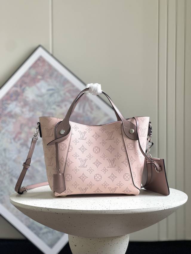 正品级 顶级原单，M54350黑色54351灰色54353粉色51950奶白色hina手袋，包身正中配有弹簧扣，可折叠，可伸展，在tote手袋与摩登水桶包之间自