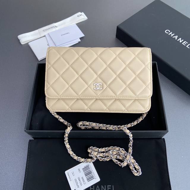 原厂皮 小香进口意大利小羊皮 货号:Ap0250 尺寸:W20×H13×D3.5Cm 颜色:杏色羊皮銀色鋼唛 原厂皮 小香进口意大利小羊皮 货号:Ap0250 尺寸:W20×H13×D3.5Cm 颜色:杏色羊皮銀色鋼唛