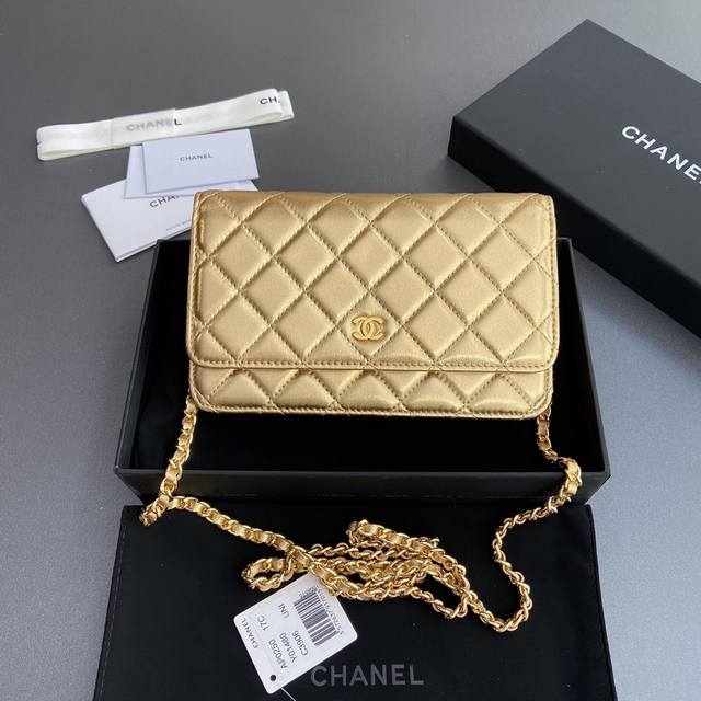 原厂皮 小香进口意大利小羊皮 货号:Ap0250 尺寸:W20×H13×D3.5Cm 颜色:金色羊皮金色鋼唛 原厂皮 小香进口意大利小羊皮 货号:Ap0250 尺寸:W20×H13×D3.5Cm 颜色:金色羊皮金色鋼唛