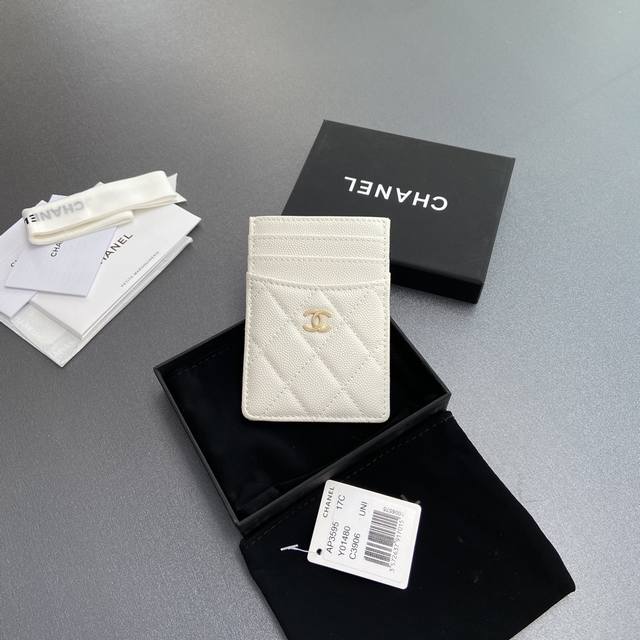 原厂皮 特级五金原厂皮 小香卡包系列 絎縫卡包配以標志性金屬標志 金色調金屬五金，专用意大利进口皮 5個卡糟 编号:3595 白細球金 尺寸:W8×11.5Cm