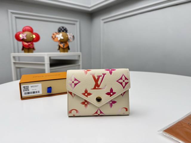 正品级 顶级原单 M83507精致对比鲜明的monogram Flowers和lvs浮雕和印在皮革上，与金色拉链完美搭配。它打开后露出六个卡槽，一个用于放钞票的