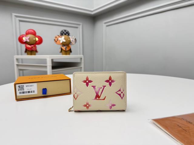 正品级 顶级原单 M83481這款cléa錢包以monogram Empreinte柔軟粒面牛皮製成，綴以路易威登標誌性的monogram壓花圖案，設計時尚，精