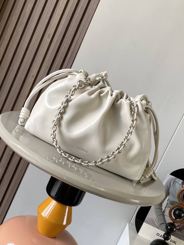 原厂皮 明星同款 柔软纳帕羊皮革 Flamenco Purse 新款手拿包flamenco Purse 手袋采用褶皱设计侧面搭配标志性绳结等关键细节。款式时尚百 原厂皮 明星同款 柔软纳帕羊皮革 Flamenco Purse 新款手拿包flamenco Purse 手袋采用褶皱设计侧面搭配标志性绳结等关键细节。款式时尚百