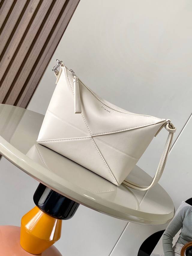 原厂皮 新品 Puzzle Fold手袋重新演绎实用百搭手拿包从品牌经典手袋的几何线条汲取灵感以富含图形建筑美感的镶片重新诠释。此款手袋采用亮面纳帕牛皮革制成。 原厂皮 新品 Puzzle Fold手袋重新演绎实用百搭手拿包从品牌经典手袋的几何线条汲取灵感以富含图形建筑美感的镶片重新诠释。此款手袋采用亮面纳帕牛皮革制成。