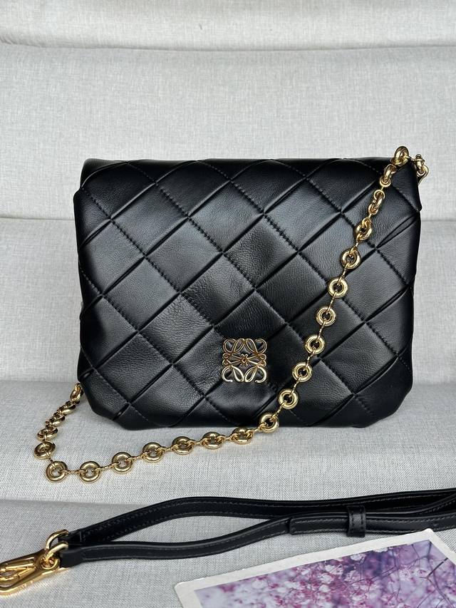 原厂皮 复褶闪亮纳帕羊皮革 Puffer Goya 手袋 9701 23-9-17Cm Puffer Goya 受到了 Goya 美学的启发，通过带有鹅毛衬垫的