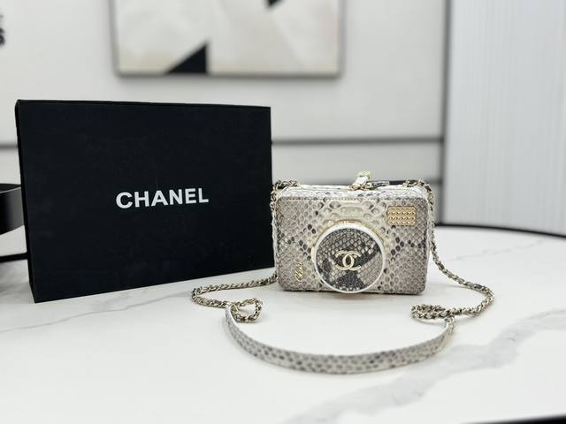 As4817 Chanel 24S 众人皆醉的相机包 搭配蛇皮高级感拉满 细节做得很是精巧 金属材质的镜头盖可以打开 整体看 会更高级一些 精致小巧的包身怎么会