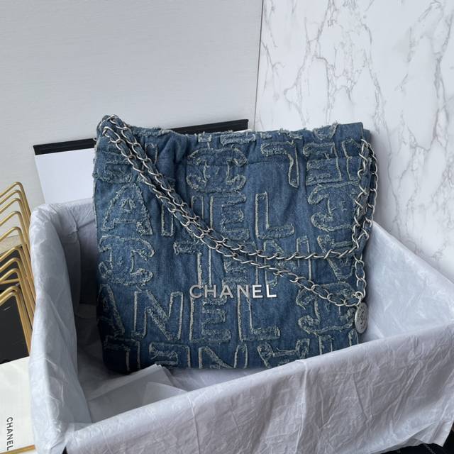 春夏火爆22 Bag购物袋as3260本季最火最值得入手的牛仔流苏系列，它的名字叫22 Bag，小香凡是以数字命名的都必火爆也一定会成为经典超级时尚和大气，非常