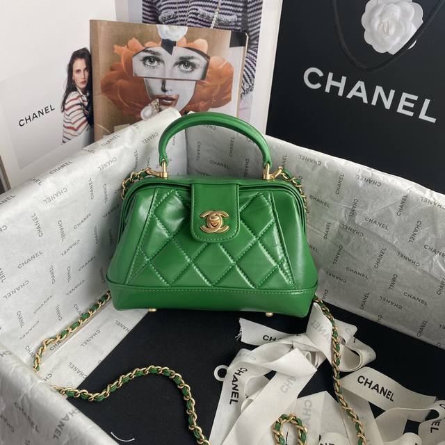 现货24A医生包本季最心动。非常复古可爱的大家都期 待很久啦小可爱手工艺很高级设计很特别实物很复古打 开方式也很可爱单肩斜挎手拎都非常好看 尺寸：12*18*7