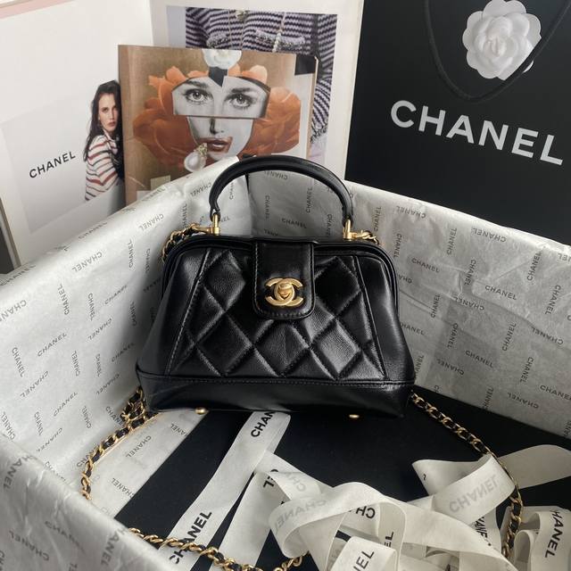 现货24A医生包本季最心动。非常复古可爱的大家都期 待很久啦小可爱手工艺很高级设计很特别实物很复古打 开方式也很可爱单肩斜挎手拎都非常好看 尺寸：12*18*7