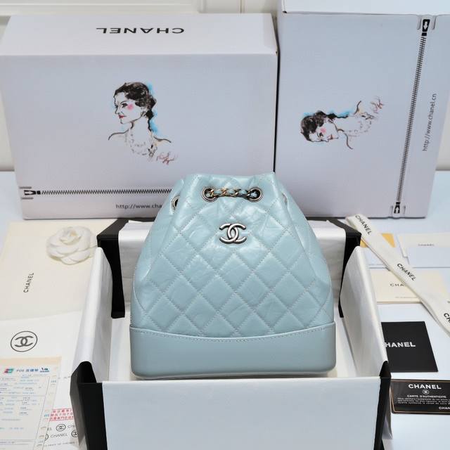 A94485新款秋冬gabrielle De 棱格复古小牛皮革双肩背包,复古小牛皮、光滑牛皮 银色与金色金属,尺寸:23×22.5×10.5Cm A94485新款秋冬gabrielle De 棱格复古小牛皮革双肩背包,复古小牛皮、光滑牛皮 银色与金色金属,尺寸:23×22.5×10.5Cm