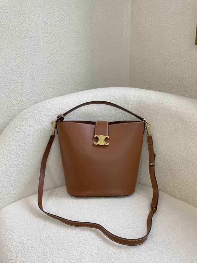 Celine24Ss 全新水桶包 复古印花图案延续了凯旋门的老花设计，有着高颜值的复古文艺气息～ 今年的大火的老花元素秋冬搭配真的超奶思 水桶的造型容量超级大，