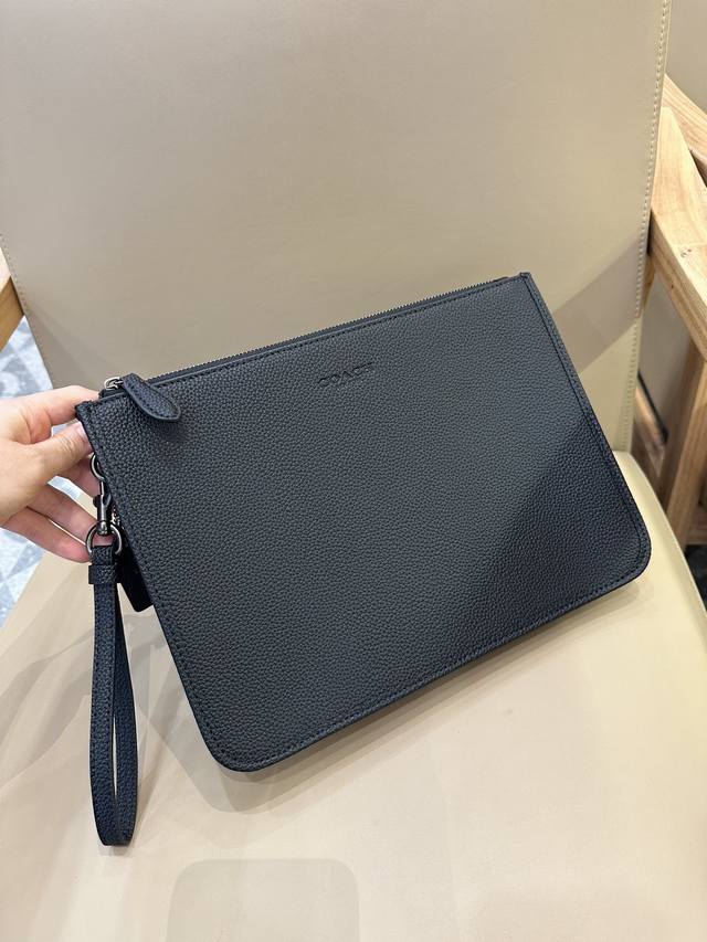 新款 Coach 蔻驰cr786 Cr787男士经典标志charter手包，人造革配牛皮革，2个信用卡槽，内置多功能袋，顶部拉链开合，织物衬里可拆卸腕带 30.