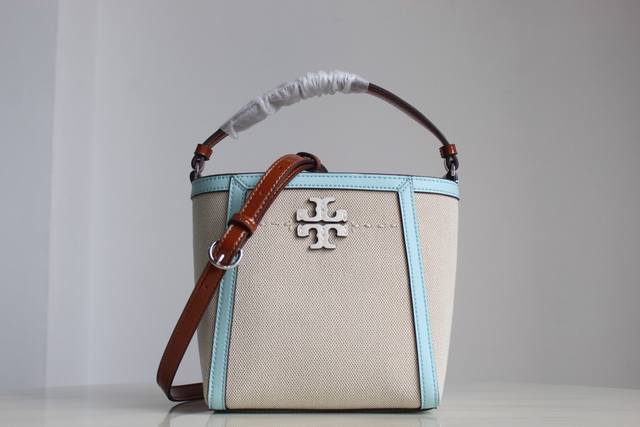 新款水桶包 Mcgraw休闲变形包，轻便帆布面料，搭配亮面牛皮，通过die-Cut切割工艺呈现双t Logo图样，同时加入手工的沿边缝线。满足日常所需，内含多个