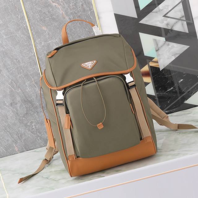 顶级原单新款双肩带2Vz135新色 这款尼龙背包饰有撞色小牛皮饰边，用创意与科技打造别致格调。多个口袋和科技材质加衬背面颇具设计特色。经典中的新款，时尚又大气又