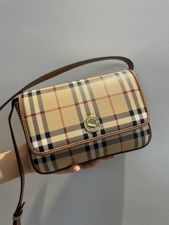 B家新款vintage 格纹拼皮革penny小肩包手包两用柔软的进口小牛皮搭配格子面料,金色五金配件,专柜品质、做工精细实物拍摄,型号6603棕色,尺寸20Cm B家新款vintage 格纹拼皮革penny小肩包手包两用柔软的进口小牛皮搭配格子面料,金色五金配件,专柜品质、做工精细实物拍摄,型号6603棕色,尺寸20Cm