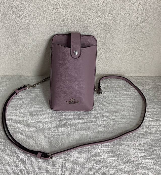 Coach新款手机包 C6884 C8721 C7397 C9943 可以放两部手机 拉链隔层可以放一些零散的小物件，日常大家不想拿着太大的包或者说想拥有一个凹
