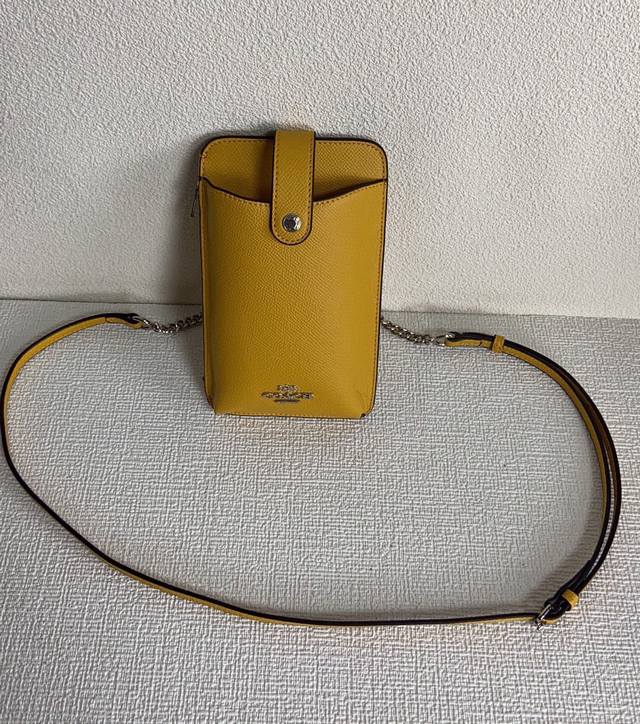 Coach新款手机包 C6884 C8721 C7397 C9943 可以放两部手机 拉链隔层可以放一些零散的小物件，日常大家不想拿着太大的包或者说想拥有一个凹