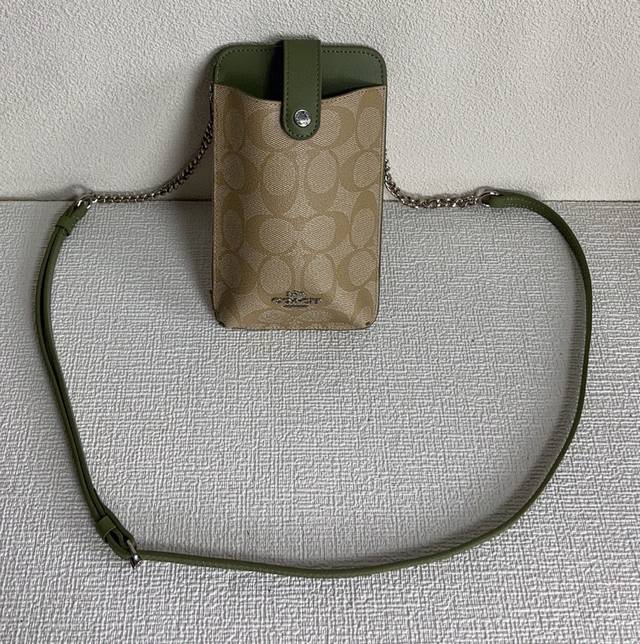 Coach新款手机包 C6884 C8721 C7397 C9943 可以放两部手机 拉链隔层可以放一些零散的小物件，日常大家不想拿着太大的包或者说想拥有一个凹