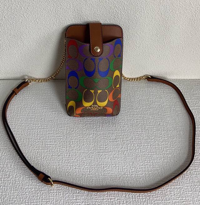 Coach新款手机包 C6884 C8721 C7397 C9943 可以放两部手机 拉链隔层可以放一些零散的小物件，日常大家不想拿着太大的包或者说想拥有一个凹