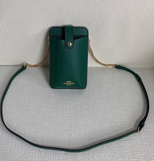 Coach新款手机包 C6884 C8721 C7397 C9943 可以放两部手机 拉链隔层可以放一些零散的小物件，日常大家不想拿着太大的包或者说想拥有一个凹