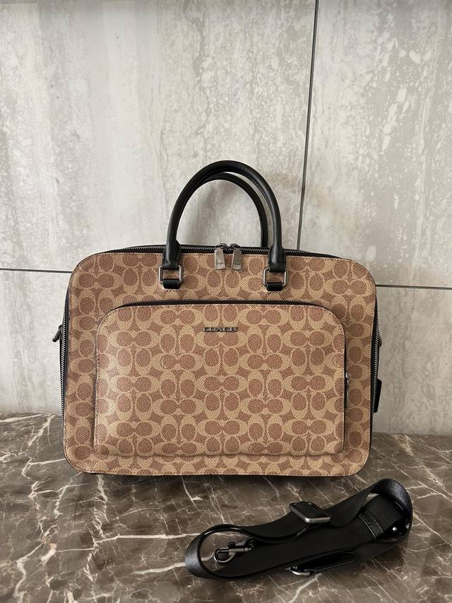 新款 Coach蔻驰cr274 Cr275男士双层公文包电脑包，经典标志涂层帆布和精制小牛皮，内置多功能袋，拉链封口，织布衬里，可拆卸肩带，可用于肩背或斜挎，尺