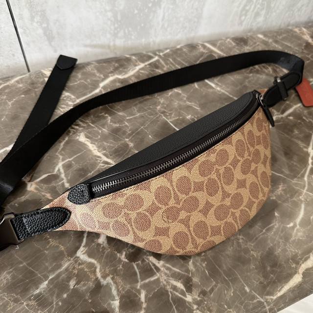 新款 Coach蔻c7700 Charter男女同款小号胸包，经典标志涂层帆布和精制小牛皮，内置多功能袋，拉链封口，可作胸包 腰包多种背法，尺寸约：上围35下围