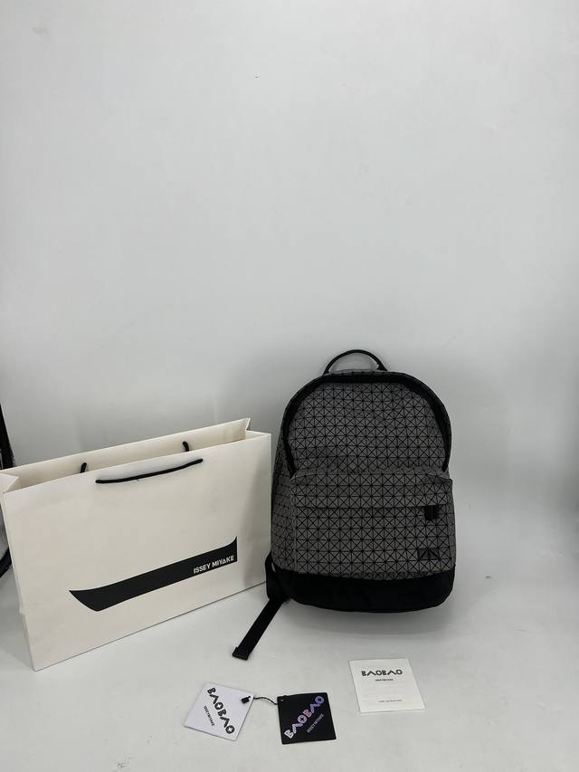 三宅一生 经典款硅胶双肩包 一对一五金,面料,细节全对版开模,此款书包的重量非常轻,不是市场上那些重重的硅胶包,日本产地标号 面料独特而有型,足够轻便,Tote 三宅一生 经典款硅胶双肩包 一对一五金,面料,细节全对版开模,此款书包的重量非常轻,不是市场上那些重重的硅胶包,日本产地标号 面料独特而有型,足够轻便,Tote