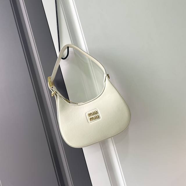 Miumiu 5Bc161，Miu家牛皮秀款hobo包包，官网主推，今年绝对爆款式，采用顶级进口小牛皮，时尚蜻蜓线条设计，包身精致立体有型，风格百变，适配度很高