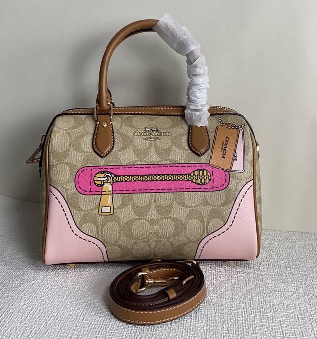 Ch168 2023。5月新品 Pvc配真皮涂鸦拉链斜挎波士顿。超休闲超潮流 尺寸26 18 13