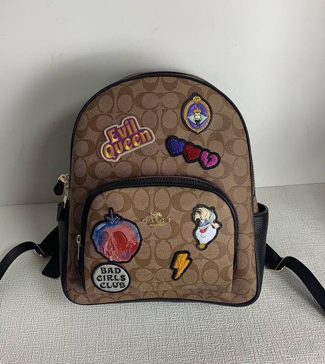 Coach 蔻驰新款 款号：Cc148，徽章court系列奥莱款中号女士pvc配皮双肩背包出货 黄金尺寸 上身大小很合适 双拉链设计 自重很轻 容量大！尺寸27