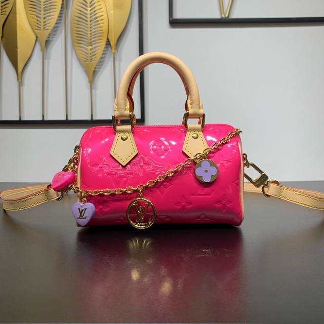 款号:M83000玫红 带跳转芯片 Speedy Nano包是用粉彩也色调的monogram Vernis皮革制成的。光泽的皮革,搭配牛皮革顶部手柄和肩带和带有 款号:M83000玫红 带跳转芯片 Speedy Nano包是用粉彩也色调的monogram Vernis皮革制成的。光泽的皮革,搭配牛皮革顶部手柄和肩带和带有