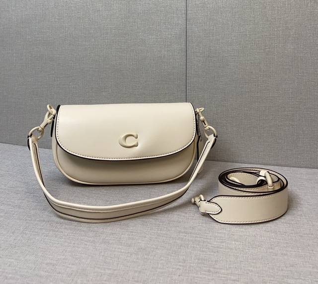 Coach Emmy 5月新品 Cr667 夏日极简白色包包奶呼呼的白色包包搭配同色金属蛮清爽滴腋下 斜挎都可 圆鼓鼓的包型很讨巧敲耐看 尺寸22 13 5