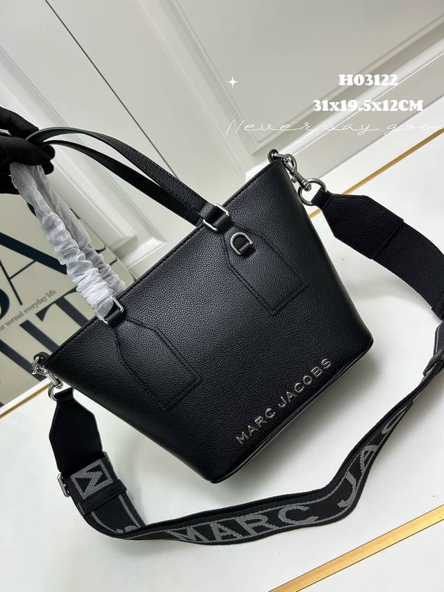 新款 Marc Jacobs 荔枝纹牛皮 ，宽肩带斜挎包，型号3122、尺寸：31X19.5X12Cm