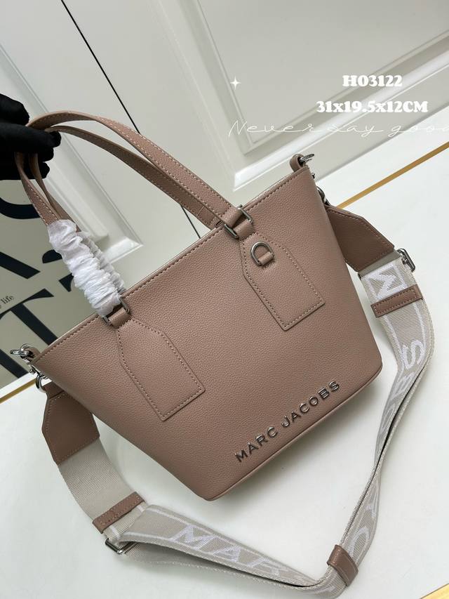 新款 Marc Jacobs 荔枝纹牛皮 ，宽肩带斜挎包，型号3122、尺寸：31X19.5X12Cm