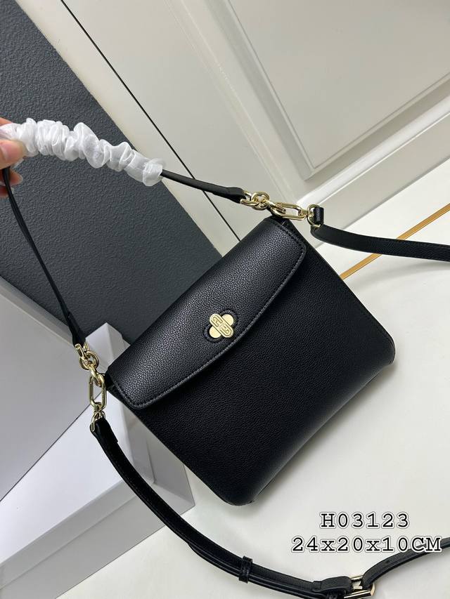 配盒子，Furla最新款 斜跨包 手提包，休闲时尚 荔枝纹，牛皮 软硬适中，型号h03123 尺寸：24X20X10Cm