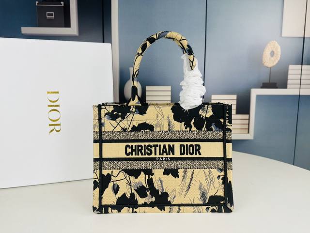原单 刺绣小号book Tote 手袋这款 Book Tote 手袋由玛丽亚 嘉茜娅 蔻丽 Maria Grazia Chiuri 诠释，是体现 Dior 设计