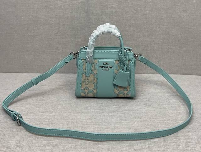 C家6月新品 Cu986 Andrea Carryall以经典提花织物signature C展露优雅质感，演绎时髦魅力。尺寸16 11 8