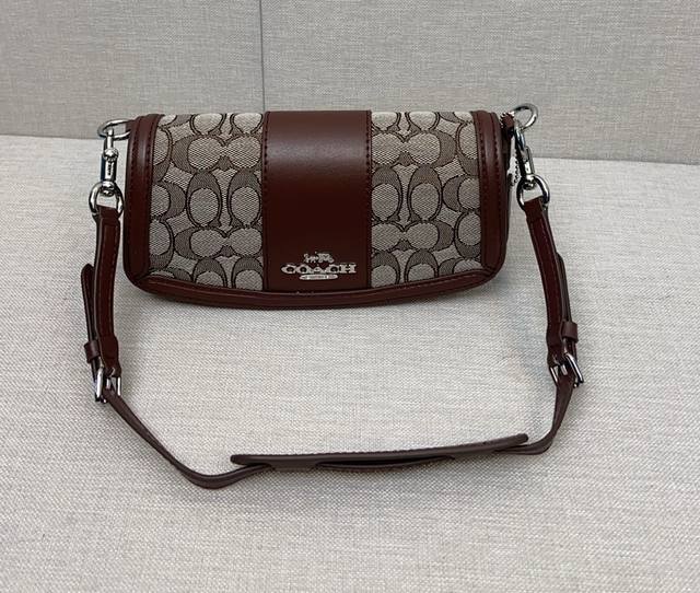 Coach六月新品，Cj985经典印花+枫叶棕色的配色 Andrea腋下包弧形设计太好看了翻盖设计和肩带肩托设计设计很细心 尺寸21 11 7