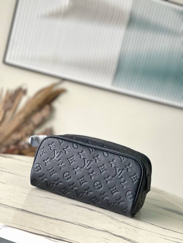 头层皮 顶级原单 M59478 压花 本款dopp Kit梳洗包以细致粒面taurillon Monogram皮革制造，以优雅的方式携带梳洗用品及其他个人物品。