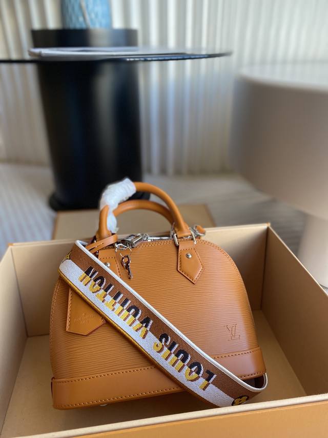 头层皮 顶级原单alma Bb 手袋 M59217 焦糖 本款 Alma Bb 手袋 M57540以缤纷 Epi 皮革呈现最具标志性的设计之一，再为提花肩带两面